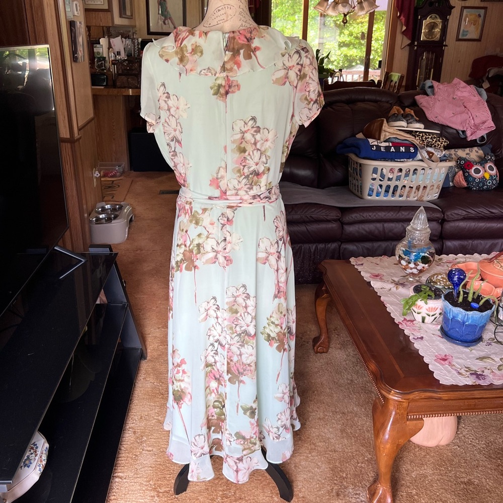 Julian Taylor Floral Midi Dress Size 16 Layered Ruffles beautiful dress. - Picture 5 of 16